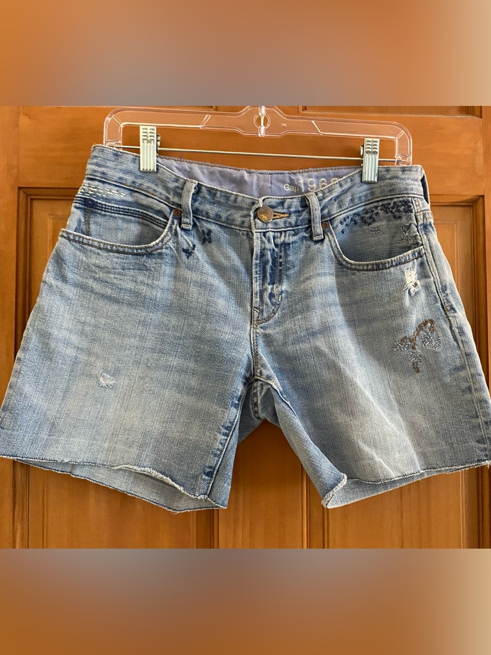 Gap 1969 Embroidered Boyfriend Jean Shorts size 4 waist:27”